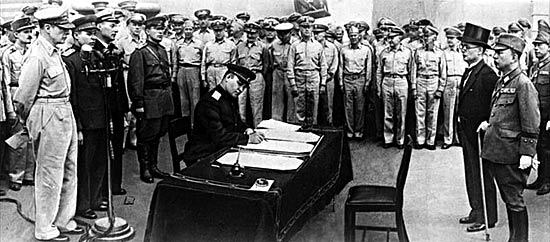 Подписание акта о капитуляции Японии на линкоре «Миссури», 2 сентября 1945 г.